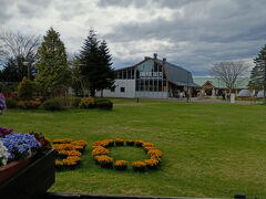 「道の駅奥入瀬ろまんパーク」です。
奥入瀬渓流館から車で30分位の場所にあります。岩手県側です。
かなり広いです。駐車場は3つあります。
私たちが着いたのは14時頃です。クラフトビールが飲めますよ。
