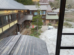 15時半位に蔦温泉旅館に着きました。
本館えチェックインです。
宿泊者のみの休憩室があります。
アイスクリームと地酒が飲めます。