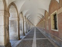 当初の予定ではアランフェスでランチの予定だったけどチェックしていたお店は13:30開店。
30分待つのもなぁ…と思って思いついたのが昨日行ったカサ・ラブラ。
今から行けばお昼の営業時間内にマドリードに戻れそう。