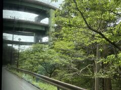 
行手にループ橋が見えました。
バスが、そのループを周りながら上っていきます。どんどん視点が高くなって、爽快です。
