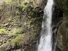 
最初の滝、釜滝です。
落差22メートル、幅2メートルの見事な滝でした。飛沫が顔に飛んできて涼しいです。
