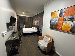 セントラル駅に着き、駅前のスーパーで買い物をした後、予約していたホテル(57ホテル）へ。
部屋は細長いですが結構広い...