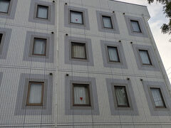 当日の朝６時、これまでに３回連続で宿泊しているビジネスホテルを出発しました。
土曜日の宿泊でしたが、寝るだけなのでこちらのホテルは宿泊費がとても安価で重宝しています。
