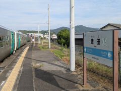 造田駅では約４分停車して、徳島行きの特急うずしお３号との通過行き違いがありました。