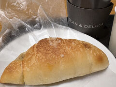 朝10時に博多駅着。
まずは朝食を食べに、DEAN and DELUCAに行きました。
ちょうどパンが並び始める時間、棚にはパンが出揃っておらず、お気に入りの明太フランスはなかった。
ので、トリュフ塩パンを食べました。
レジで「温めますか」と聞いてくださるので、お願いしました。
リベイクするとやはり美味しい！
コーヒー注入して、行動開始です。
午前中は天神でお買い物。