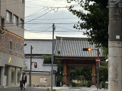 博多千年門、前回行ったので今日は遠くから写真だけ。
ここ近くの、プレジデントホテルに泊まりました。
安くて綺麗。
博多駅の送迎車もあります。
※歩いた方が早いかも。