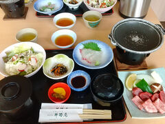 無事に内宮のお参りも済んだあたりから雨が本降りになってきました。
コースに組み込まれている昼食会場の勢乃国屋。
土曜のために人出が予想されたので、予め頼んでおいた方が時間短縮になると思って昼食付きのプランを選択しました。
松坂牛御膳コースを頼みました。