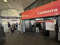 首都の玄関駅ですが、1日3本の列車しかないので、切符売り場、手荷物預けカウンター、飲み物の自販機しかない小規模な駅です。