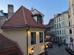 夜10時を過ぎると、やっと窓の外が夕方っぽい色になってきます。
街の灯りも映えるようになってきました。
15000歩以上歩きました。雷雨注意報にもかかわらず、傘は使わずに済みました。