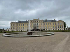 ルンダーレ宮殿はバスの終点から５分くらい。他には何もないので迷わずに行かれます。ラトビアのヴェルサイユ宮殿ともいわれているそうです。サンクトペテルブルグの冬の宮殿と同じ建築家だそうです。
宮殿内部のミュージアムとお庭との共通券で17ユーロでした。