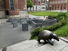 2日目は雷雨警報が出ていたのですが、朝のうちはまだ降る気配もなく、近所の大聖堂にお散歩。迷路のような子供の遊び場があるのですが、そこのモニュメント？のチョイスが面白くて。
まず入口にアルマジロ。