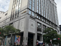 幕間は外に出たい派です。