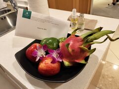お腹がいっぱいになって部屋に戻ると
お手紙と共にフルーツとプレゼントが。

これ何？？

お手紙の内容は
昨日チェックインの時にリビングのベッドメイクが終わってなくて
お待たせしたことへのお詫び 
だそうです。

飛行機が予定より早く着き、
5時到着予定が少し早く着いただけなのですが…
待たされたと言っても ほんの少しだったし
全然 OK なんですけれども・・・

なんだか申し訳ないです。
でも嬉しい♪
ありがたくいただきます。