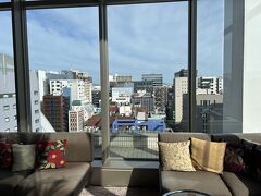 ホテルに戻ってチェックアウト。
少し時間があったので、ロビー階でまったり。
ロビー階にはコーヒーや紅茶のサービスあり。
アメニティは部屋にはなくロビー階から必要なものを持っていくシステムでした。ドリップコーヒーがあって嬉しかった。
大浴場もあってお部屋もきれいで、満足です。
場所柄、夜はにぎわっていますが朝は静かです。