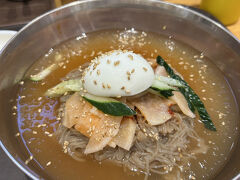 荷物を預けてUberでロッテ百貨店へ。
お土産を調達して、お昼ご飯に冷麺。
デパ地下の一角にあるお店に適当に入ったのですが、おいしい冷麺でした。
買い過ぎたお土産を持ってUberでホテルに戻り、荷物をパッキングしなおして海雲台のホテルに向かいます。
Uberで移動しましたが、1時間弱かかりました。
