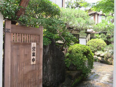 「あつた蓬莱軒　本店」明治6年創業、名古屋の味を守り続けて140年。
地下鉄の栄で乗り換え、ここで港行へ乗ってしまったもんだから、１５分くらいロスしたかな？本店へ到着したのは１１時5分くらいだったかな？頂いた整理券は１３時１０分。←土日はやっぱり、厳しいですね。ところで、NETでは整理券の配布は11時からと、10時30分の2つ出てきました、どっちがホント？
