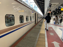 朝。7時代の北陸新幹線「かがやき」に乗車