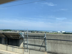 北陸新幹線の窓から日本海が見えてきました。山間部を抜けて日本海が見えてくるこの景色が好き。