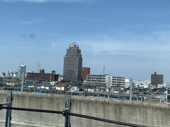 富山市に入りました。アパのマンションが見えます。大きいですね～隣に見える茶色の建物がアパホテル。このホテルは大昔にツアーで泊まったことある。
