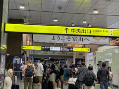富山駅で下車。地方都市、人がいっぱいです。これから高岡に向かうのにあいの風とやま鉄道に乗り換えます。