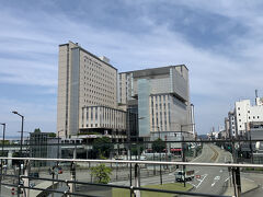 高岡駅に戻ってきました。テェックインです。駅から直結で便利でした。大きくて立派なホテル。大浴場もあって快適。眺めの良い最上階の部屋を予約。遠くに海が見えて、夜は街の夜景が綺麗でした。いいホテルだった。