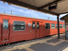 高岡駅で乗り換えです。駅に停まってる、2両編成のディーゼル車。回数券が出るとアナウンスあったのに出なかったり、ドアが開かない車両があったり、むずかし～