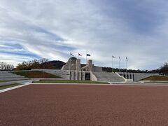 議事堂の正面の道路軸に位置している戦争記念館に来ました。

見た目では正面にあり距離は近いのですが、川を渡る橋が無いため、迂回せざるを得なく、また講演に迷い込んだりしてロスしたりしたので、時間が思いの外かかっての到着です。

電動キックボードの値段もかなりかかってしまいました。