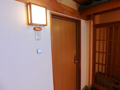 その後喫茶店で少し時間を潰し、頼んであった宿のバスに駅前から乗って外浦にあるホテルへ。
時間は少し早いのだけれど、部屋へ案内してもらいました。
ホテルは斜面に位置しているため、フロントの上下階に部屋があります。
自分たちの部屋はフロントと同じ階なので楽です。