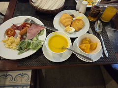 3日目の朝食6時30分～お仲間さんとご一緒に

8時に部屋の外にスーツケース置けばポータさんが回収してくださる

8時30分に出発にて、朝食食べたら忘れ物ないよううに、荷物整理し手荷物もち、チェックアウト追加料金なし



