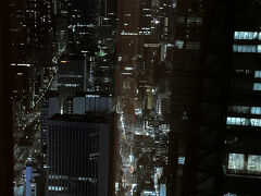 東京・汐留『コンラッド東京』の【エグゼクティブラウンジ】
（シティビュー側）からの夜景も写真に収めましょう。

私たちのお部屋とは反対方向の景色のため、
見ることができないので・・・。

奥に虎ノ門エリアが見えます。
52階建ての超高層ビル『虎ノ門ヒルズ』の、1階と47～52階部分は
『アンダーズ東京』です。

帰り際に見たら、次の部（2部制の後半）の方々が
行列を作っていました。

特に何も言われることはありませんでしたが、1時間の時間制限があり、
他のホテルのラウンジのようにのんびりお酒を飲んではいられません。
