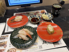 1日目の宿泊先は次の日を考えて、氷見に。その前に富山駅の近くでお寿司を食べたくて。地元では見たことないような北陸らしいお寿司があり美味しかった。