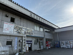 2日目の朝一は、氷見漁港の市場食堂へ。7時前にはついていたと思うけど、お店はいっぱいでした。でも並ばずに入ることはできてよかったです。
