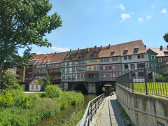 横から見ると川の上に建物が建てられているのが分かる。