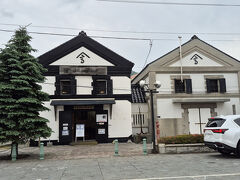 ２つの蔵は箱館高田屋嘉兵衛資料館。

江戸時代に大坂と蝦夷を行き交う廻船問屋として函館を拠点に活動し、蝦夷の開拓にも貢献した人物。

開国前にロシアとの間にあった紛争を未然に防いだ人物としても知られます。
