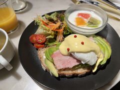 翌朝、ホテルでの朝食。バイキング形式ではなく、席に座ってから作ってくれるエッグベネディクト。
