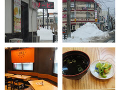 ところが目指す「食い道楽」の駅前店はもう閉店、すぐ近くの本店はやってます、駐車場もあります、ということで本店へ向かいました。三階建てのビルの１，２階、駐車場はこの雪の塊の左手にありました。

「横手やきそば四天王決定戦」なるもので12年連続受賞を売り物にしているようです。