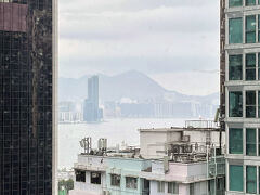 空港からエアポートエクスプレスの往復チケットをkkdayで、事前に購入しました。
なんと！ふたり購入で、半額に。助かります(^^♪
空港（機場）駅には、改札が無いので、案内していた人に、「乗車券のＱＲコードを持っています。」というとまっすぐどうぞ、的なジェスチャーで案内してくれました。そのままエアポートエクスプレスに乗車して、香港駅で下車した時にＱＲコードを使いました。

エアポートエクスプレス　空港（機場）駅ー香港駅から長い建物内の通路を通ってアイランドラインに乗り換えてセントラル（中環）駅からホテルの最寄り駅　湾仔（ワンチャイ）駅へ。

駅に着いたのは、15時前だったでしょうか。二日前に埼玉も30℃超えでしたが、
まだ暑さにからだが慣れていないので、初めての香港は、とても蒸し暑くて大変でした。32℃くらいは、あったでしょう。

無事に湾仔駅から徒歩10分弱、ノボテルセンチュリー香港ホテルに着きました。
明日の中村さんのコンサートが開かれる「クィーンエリザベススタジアム」は、
このホテルから徒歩10分ほどということで、こちらのホテルに決めたのです。

Expediaで航空券とセットで取ったので、低層階のお部屋を覚悟していたのですが、お部屋は、１３階でした。エレベーターのすぐ横です。
お部屋からは、少しビクトリアハーバーが見えます。