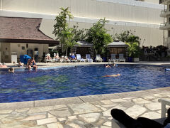 隣のアウトリガー リーフ ワイキキビーチリゾートのプールに泳ぎに行くことにした。部屋にあるアウトリガーのビーチタオルを持っていくと、それがパスポートになってプールに入ることが出来る。