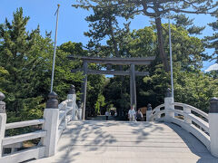 橋を渡って、鳥居をくぐると・・・。