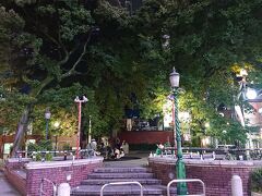 本町に戻りすき家で飯、ホテルに荷物置いて散歩へ
21時過ぎの万博出発なんでもう遅い

歩いてきたのは三角公園
酒飲みたくさん
外人も飲んでて治安悪そ