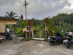 午後からテガラランライステラス（棚田）に行ってみる。
ウブドの棚田は昔からあったのですが、かってはカフェやレストランから見るだけだったのですが、今回来てみてビックリ。もっと下調べしてくるべきだった。
テガララン ライステラスにバイクで行くと道沿いに無料パーキングが並んでいるので適当な場所に入ったのだがこれが失敗。ちゃんと調べてからここぞ言う場所に入るべきだった。