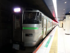 　札幌方面の快速エアポートは、１時間に６本運行。昨春（2024年）に増発され、それでも席がいっぱいだ。苦境のJR北海道にあって、唯一と言っていい稼ぎ頭でもある。