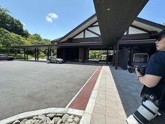 12:07頃　到着
駐車場から移動の道が
柔らかいラバー？表面がボコボコと平らでなく
キャリーバックが引きにくい