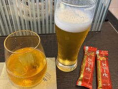 おやつを食べたらさっそくラウンジへ。6月はエリーゼが置いてあって嬉しかったです。私は赤いパッケージのほうが好きです。夕方なのでビールも飲んじゃいます。