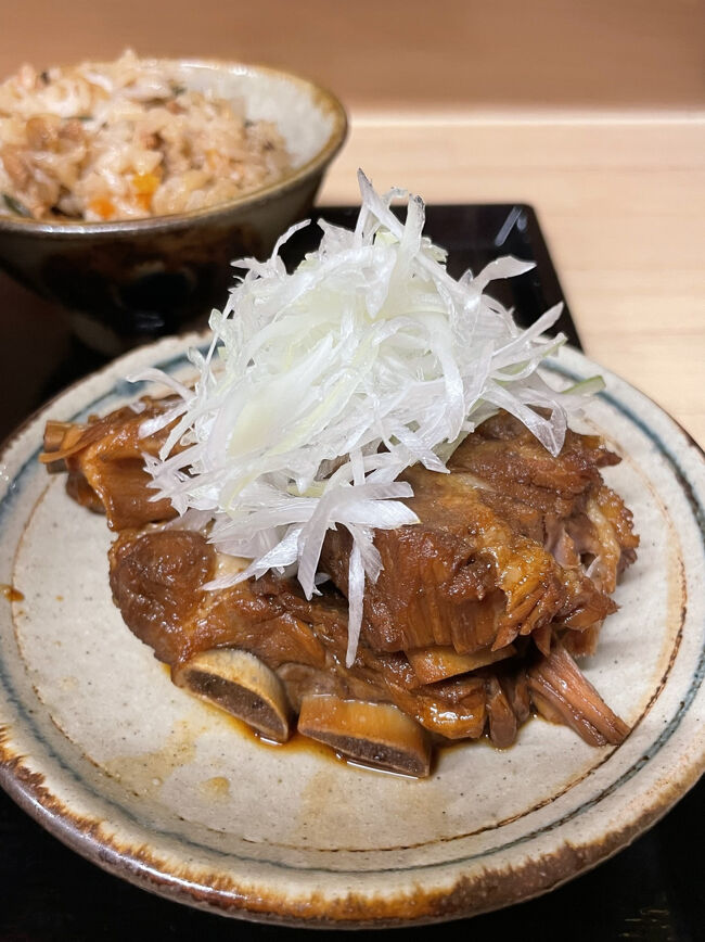 程よく油が抜けて甘く濃厚に味付けされたこの本ソーキ肉がうまい！ネギとも合います。<br />また食べたいほどにおいしいのだけど、1,500円は強気過ぎるかな。<br />軟骨ソーキや三枚肉ならリーズナブルな料金です。