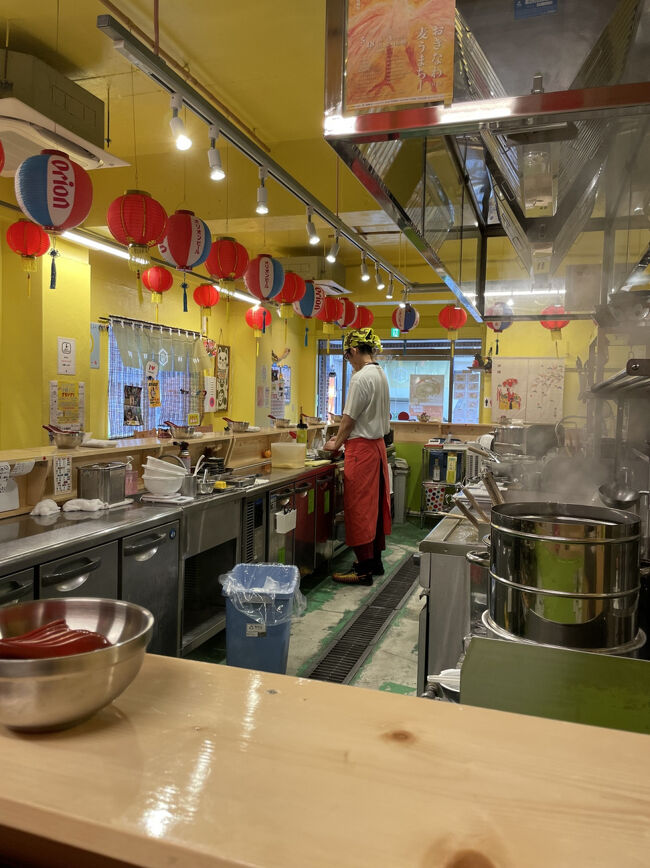 店内は厨房を囲むように配置されたカウンター席のみ。混雑する時間帯でも回転が早そうです。