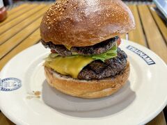 来ました！
バンズがデカい。お腹パンパン…
でも、バーガーキングの方が好きかな…