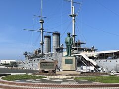 東郷平八郎大将の「皇国の興廃この一戦にあり」の碑、記念艦三笠の向こうの空が青い。