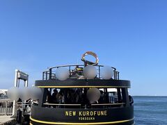 三笠のすぐ近くの乗り場から猿島行きのフェリーに乗船