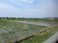走行する電車の車窓から、田植えの終わったのどかな田園風景を眺めていました。